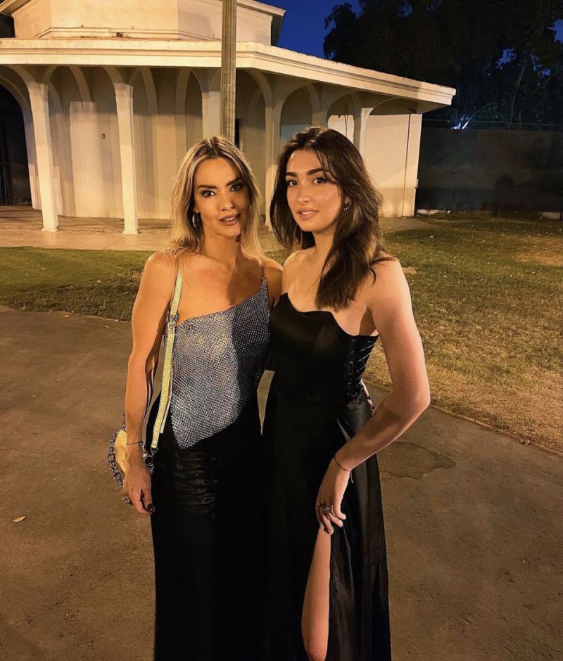 Paola Camaggi posando junto a su hija