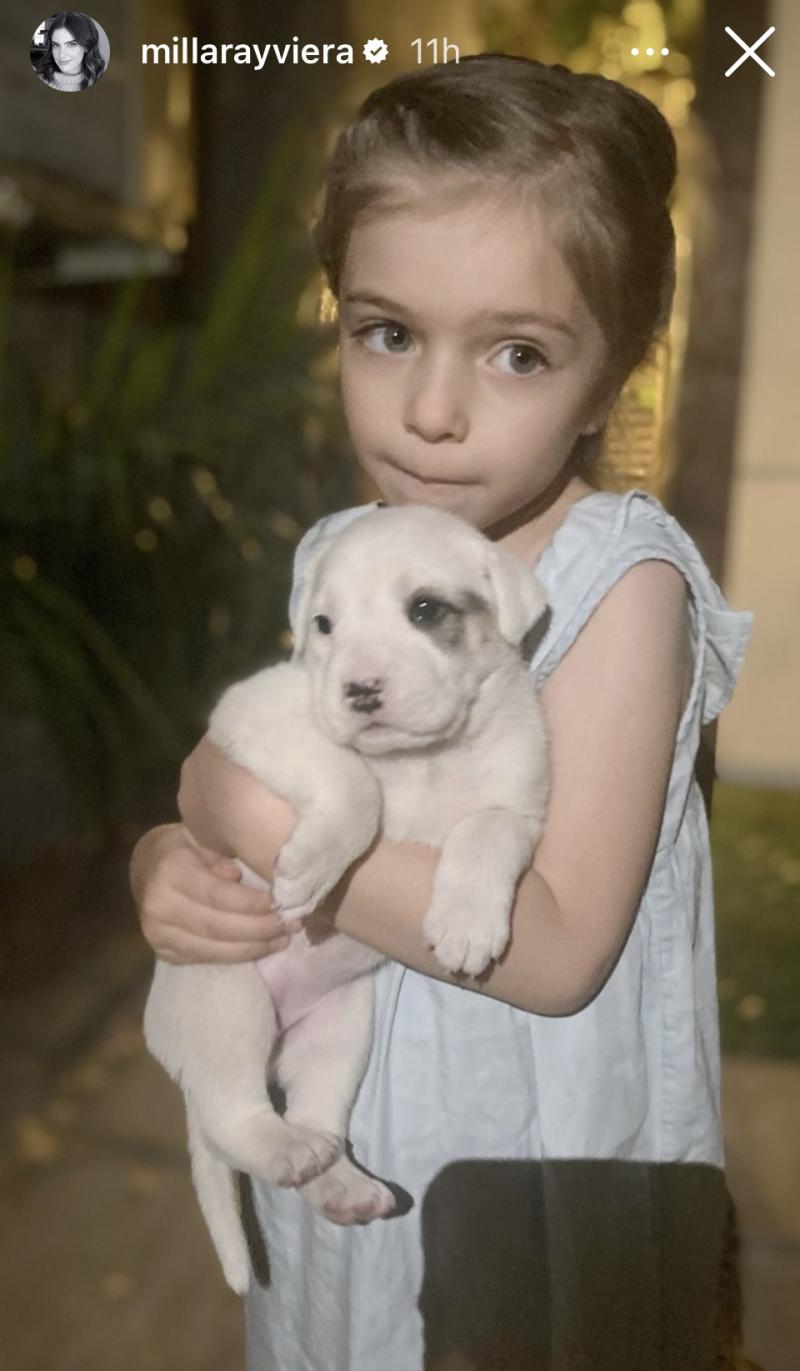 Hija de Millaray Viera junto a su primer perrito
