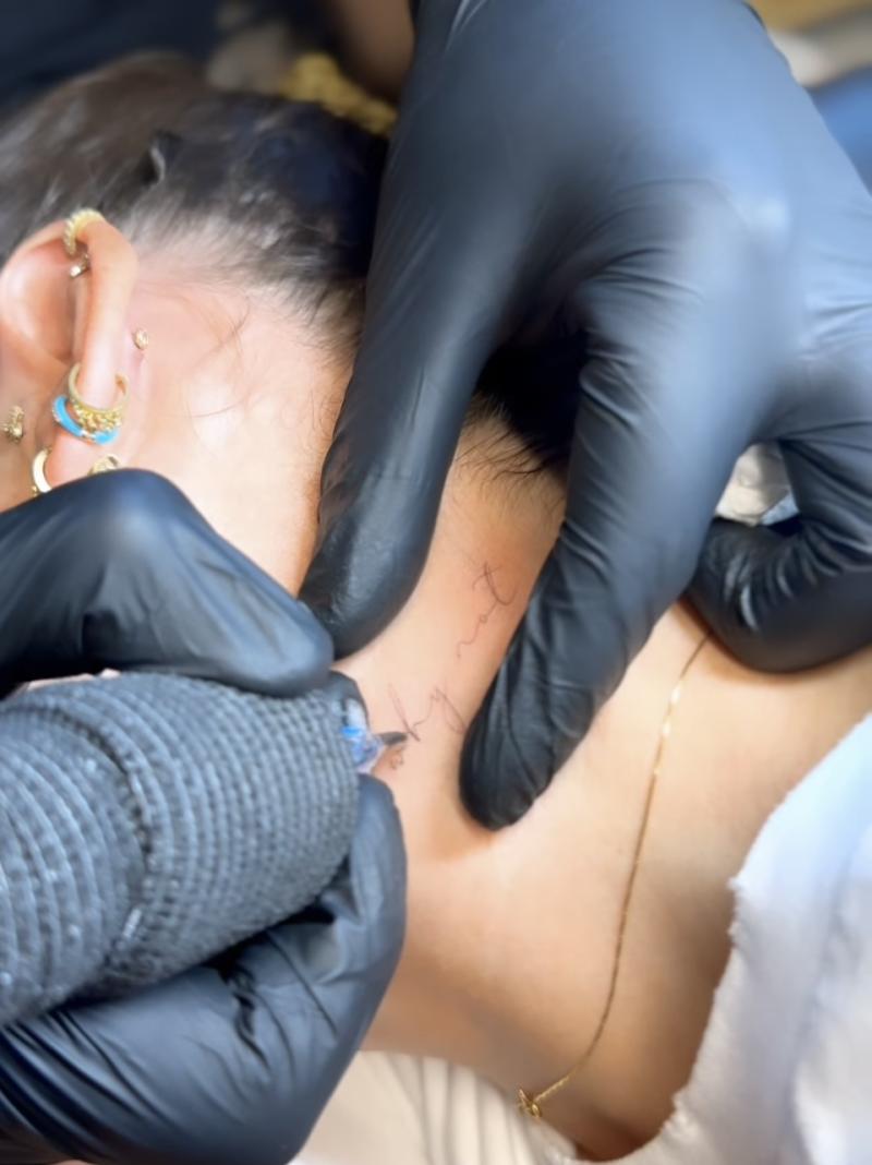 Kel Calderón muestra su tatuaje en el cuello