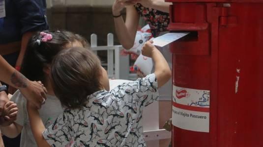 Correos Chile extiende plazo de su campaña navideña "Apadrina una Carta": sepa cómo hacerlo