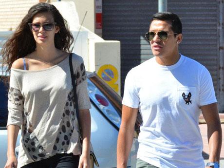 Michelle Carvalho y Alexis Sánchez