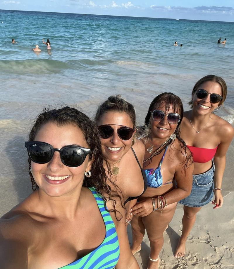 Helhue Sukni y su tres hijas