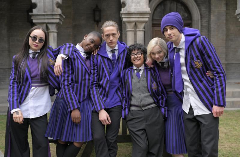 Parte del elenco de Merlina