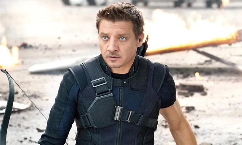 Jeremy Renner interpretando a Hawkey