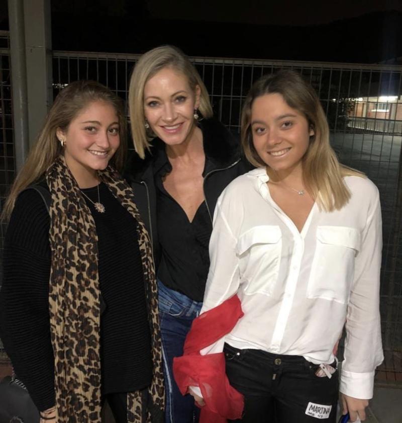 Marcela Vacarezza junto a sus dos hijas, Florencia y Martina