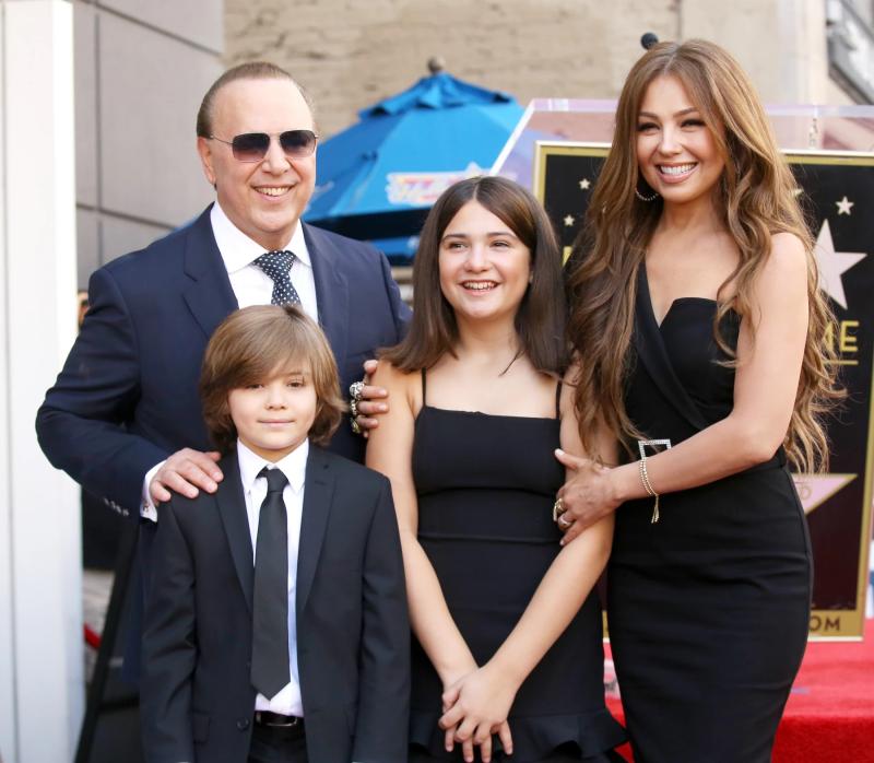 Thalía junto a su esposo e hijos