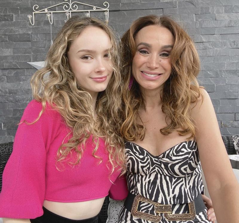 Fiona junto a su madre, Alejandra Fosalba