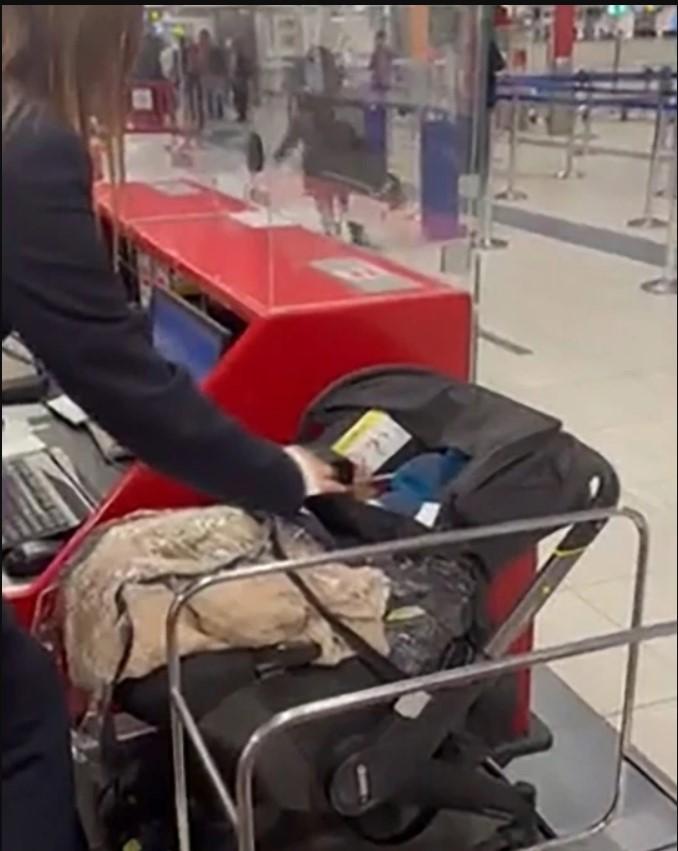 Bebé en el check in del aeropuerto en Tel Aviv