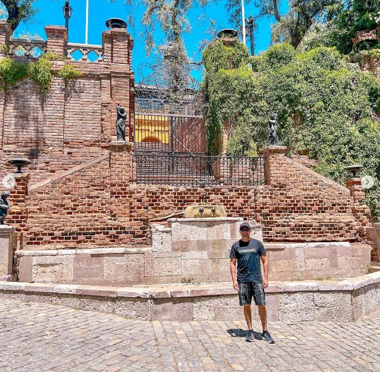 Howie D posando en el Cerro Santa Lucía,