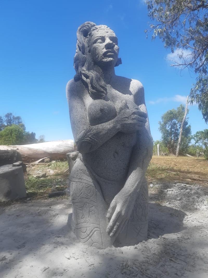 Monumento de mujer 13M