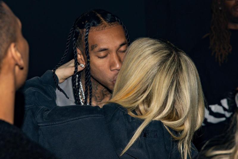 Avril Lavigne y Tyga besándose en París