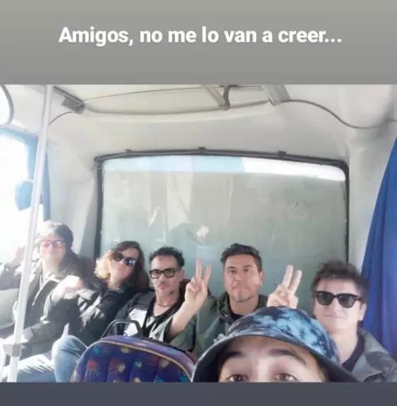 Joven se encontró con Los Bunkers en micro.