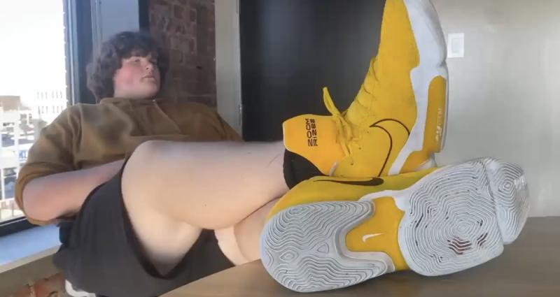 Adolescente no encuentra calzado