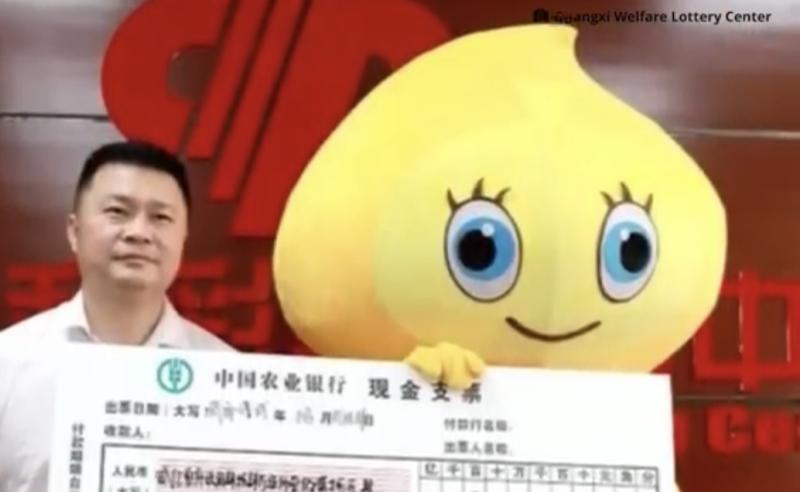 Hombre le ocultó a su familia que ganó lo lotería