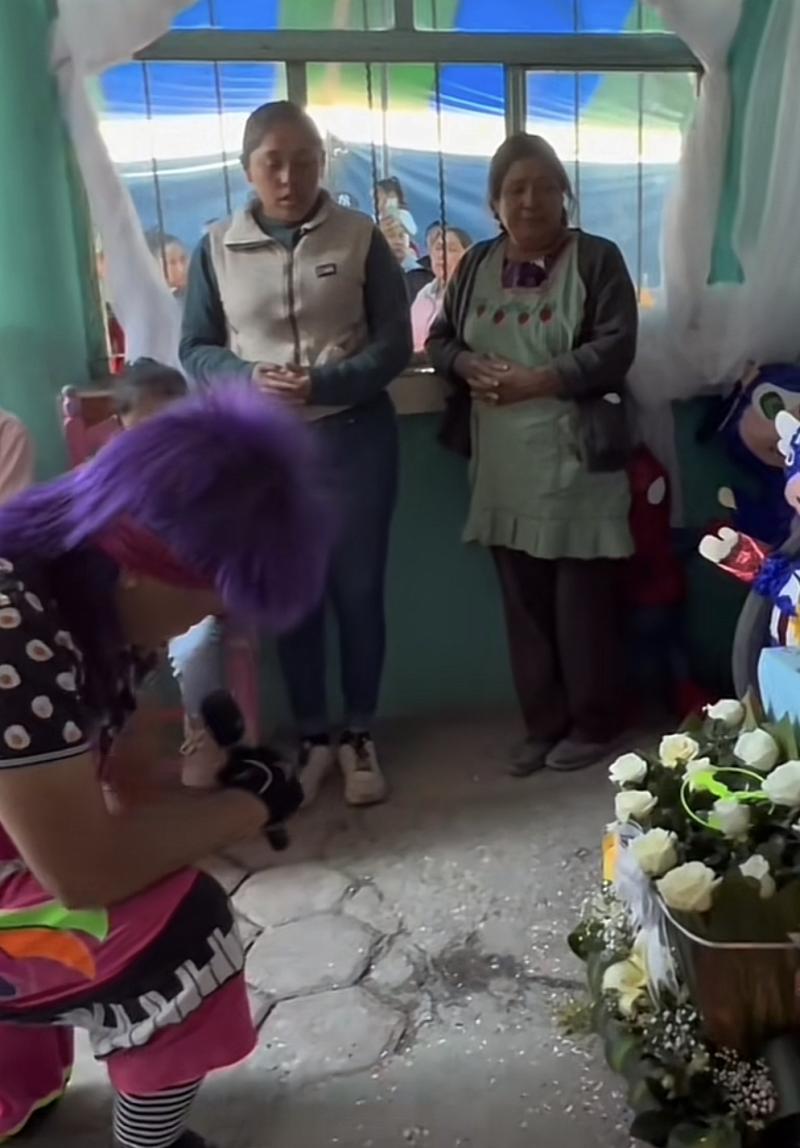 Payaso en funeral de un niño