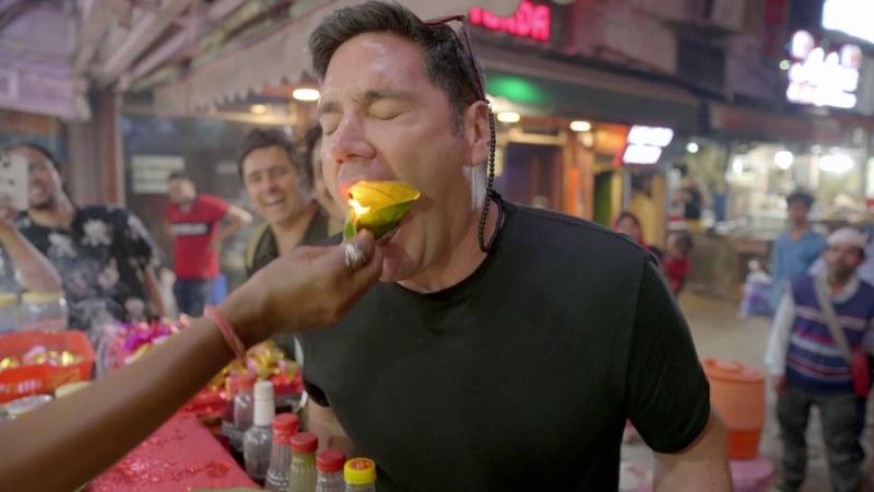 Pancho Saavedra probando el Paan de Fuego - Socios por el mundo