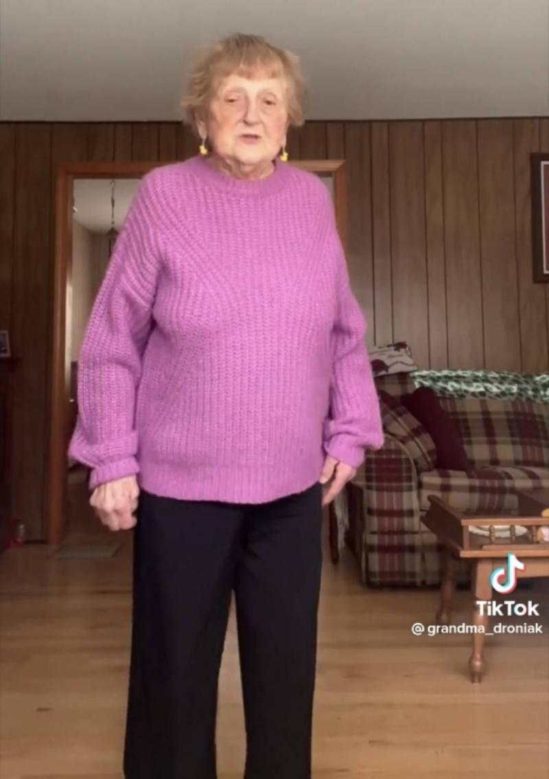 Abuela se arregla para ir a visitar a su esposo muerto