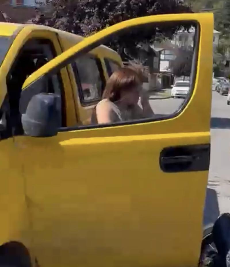 Motorista agredió a conductora de furgón escolar