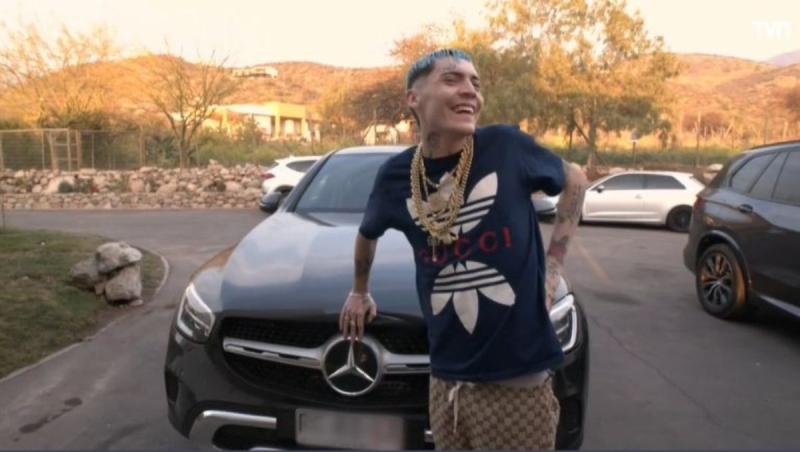 Marcianeke posando en su auto