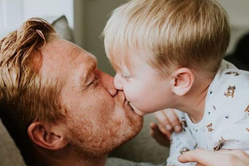 Padre dando beso a su hijo