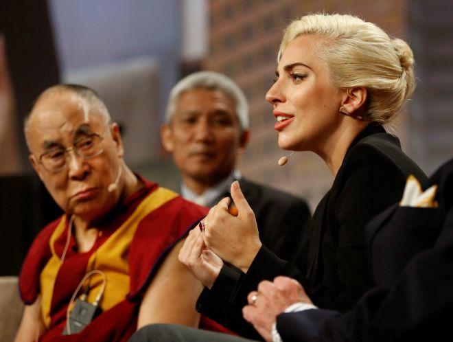 Dalái Lama tocó a Lady Gaga sin su consentimiento