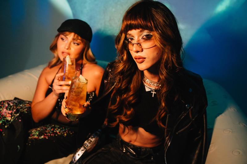 Jorge Chacón y Javiera Wayne disfrutando de un highball