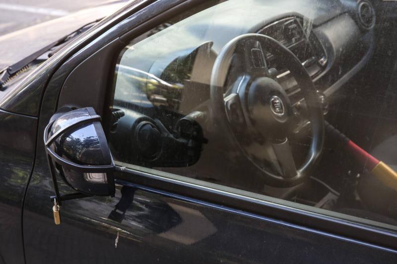 Le robaron el espejo de su auto y cuando fue por el repuesto le vendieron el suyo