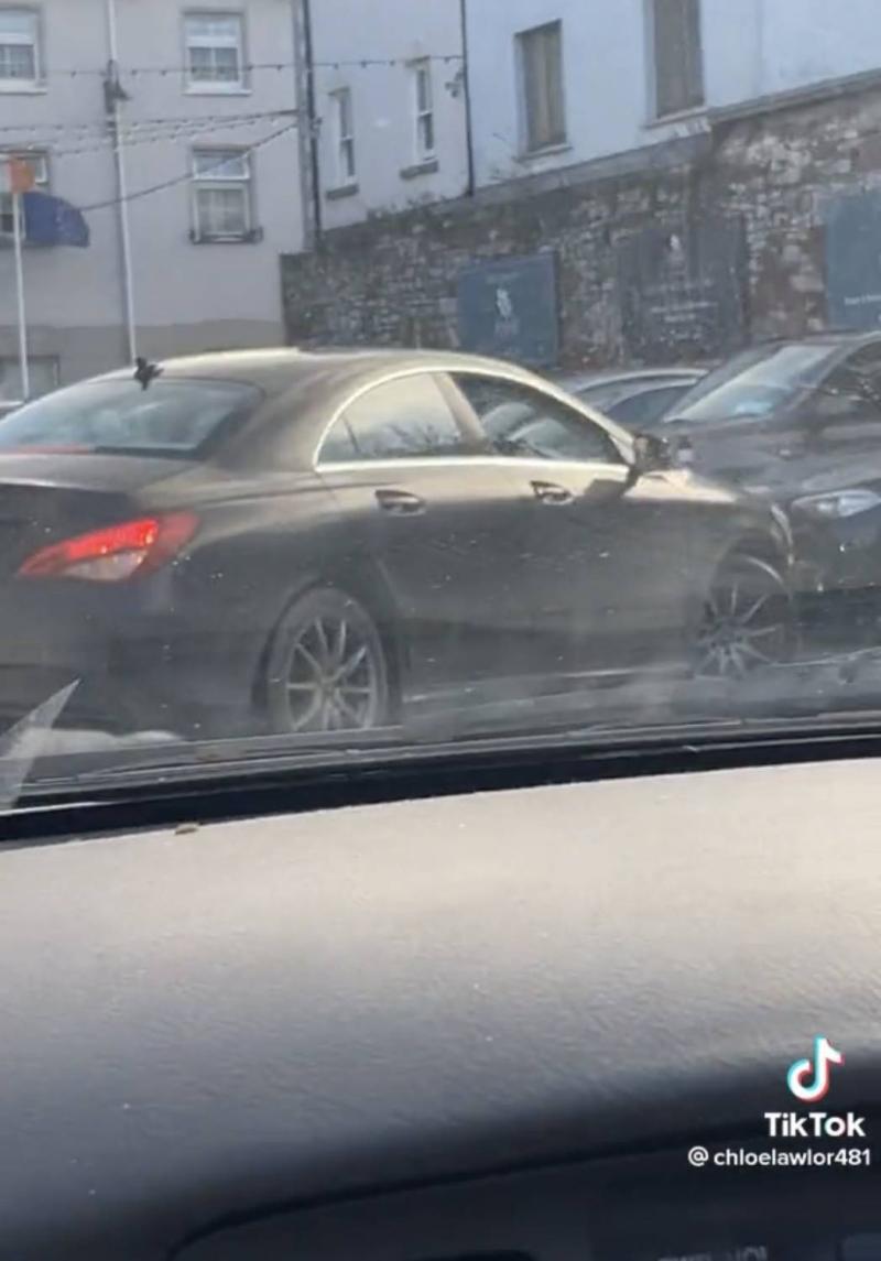 Conductores se baten a duelo por un estacionamiento jugando al cachipún