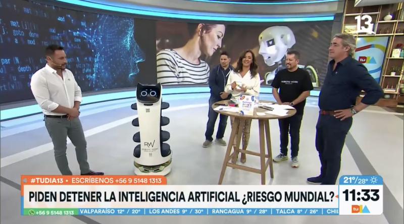 Repe y Pri maravillados con BellaBot