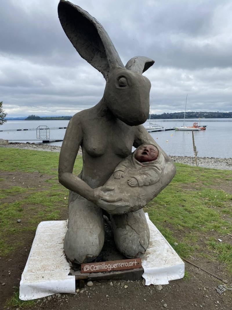Escultura de conejo con bebé en Puerto Varas