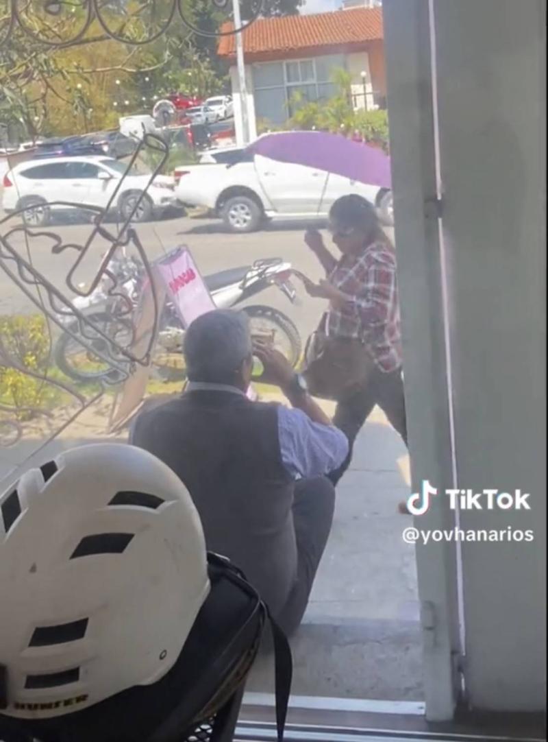 Papá se hace viral por promocionar emprendimiento de su hija