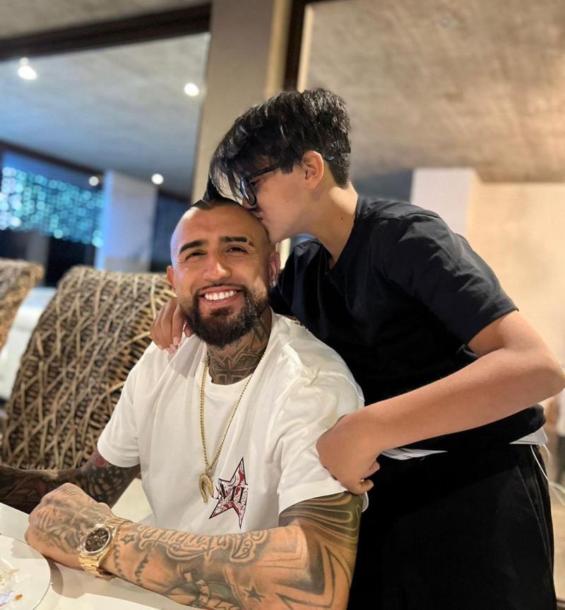 Arturo Vidal y su hijo