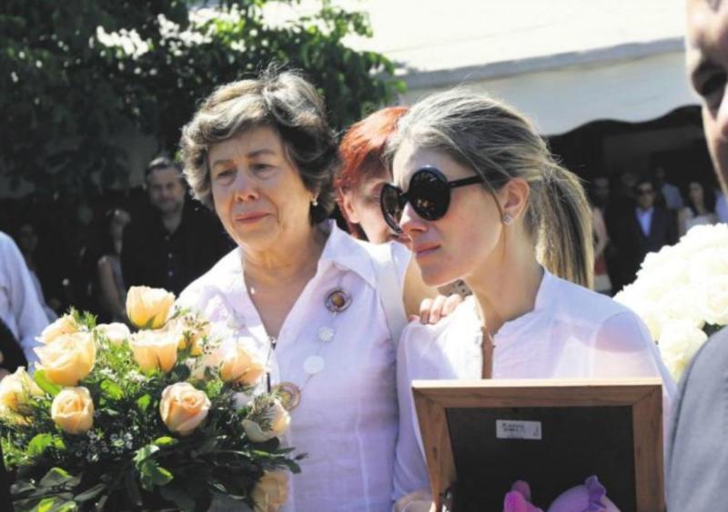 Mónica Rincón en el funeral de su hija Clara