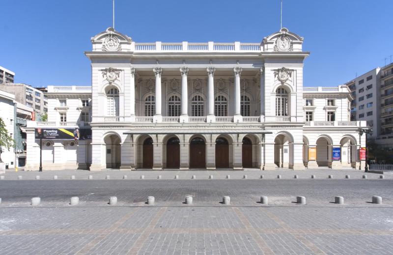 El frontis del Teatro Municipal de Santiago