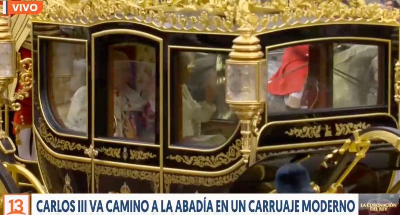 Por esta razón el rey Carlos III saluda así a la gente