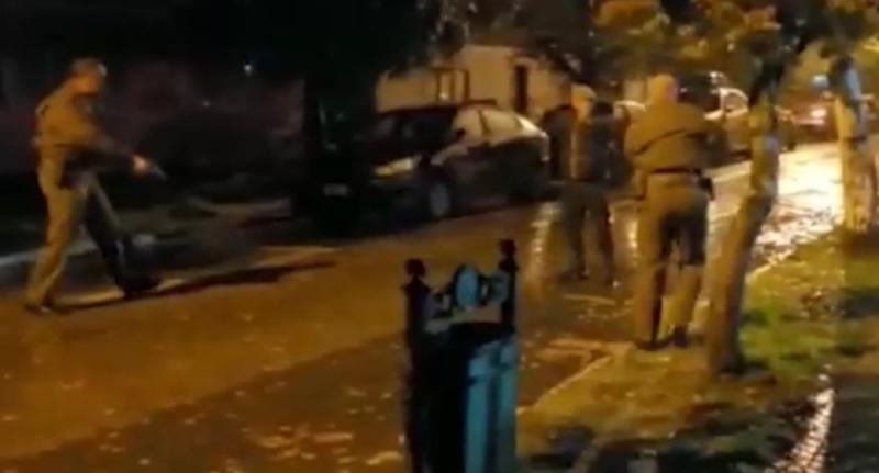 Hombre intentó agredir a carabineros con dos cuchillos