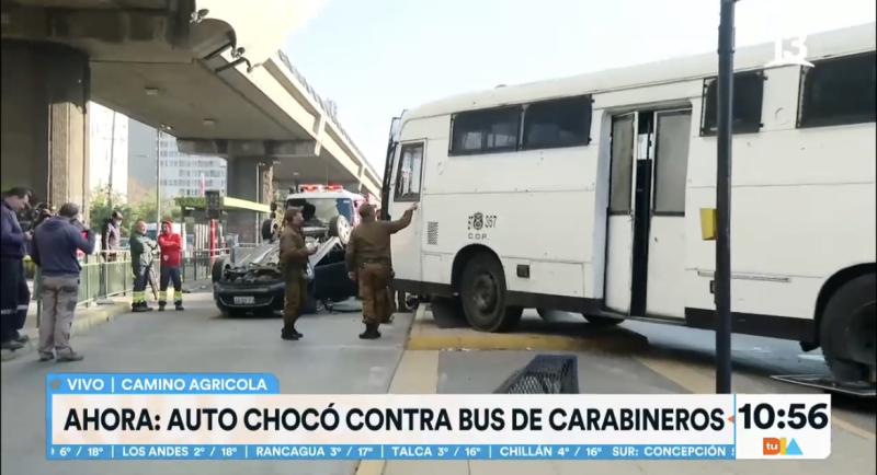 Vehículo chocó con bus de Carabineros en Santiago