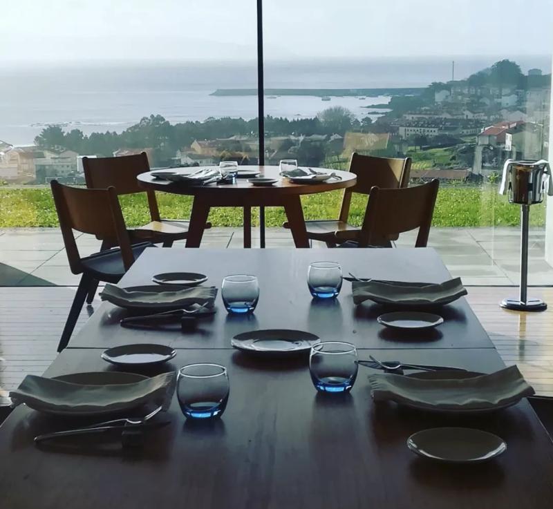 Restaurante obliga a menores de 12 años a permanecer sentados durante la comida