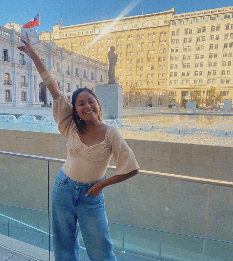 Joven peruana impactada por el olor a marihuana en Santiago