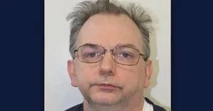 Administrador de hotel es sorprendido lamiendo los pies de un huésped