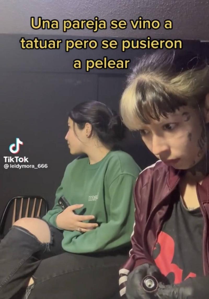 Pareja terminó la relación mientras se tatuaban con fuerte pelea