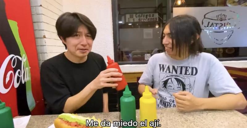 Japonés prueba por primera vez un completo gigante con ají