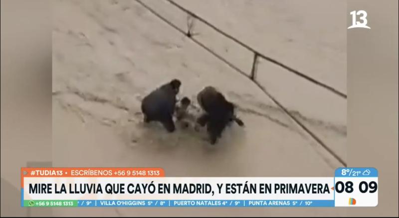 Bebé es arrastrado por fuerte corriente de agua