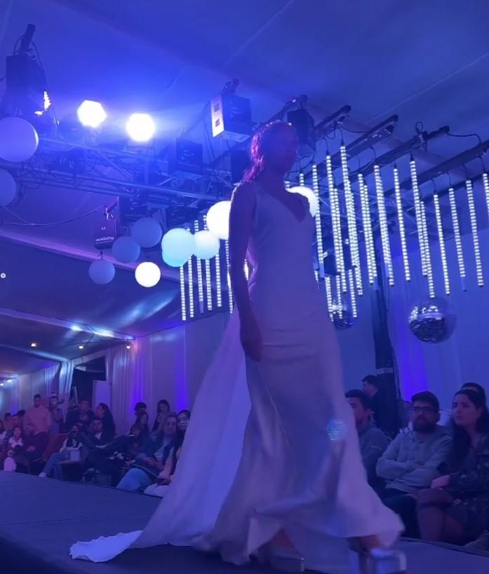 Modelo con vestido de novia en Expo Novios