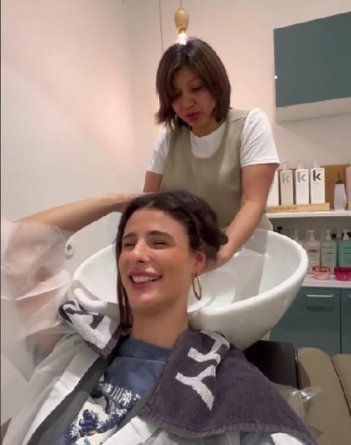 Joven yendo a la peluquería