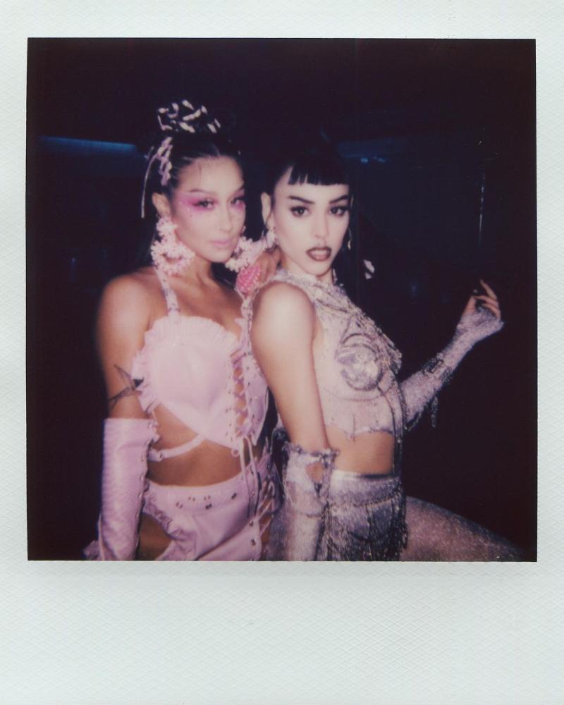 Denise Rosenthal y Danna Paola en el backstage del video de "Sugar Mami"