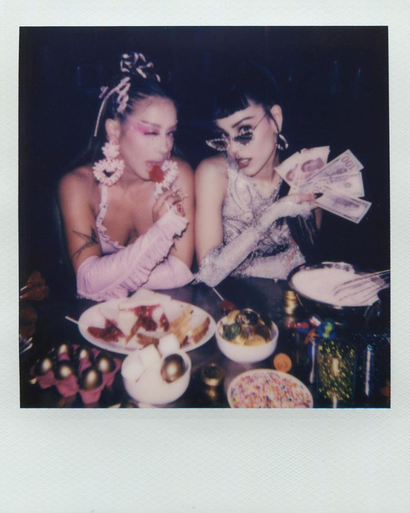 Denise Rosenthal y Danna Paola en el backstage del video de "Sugar Mami"