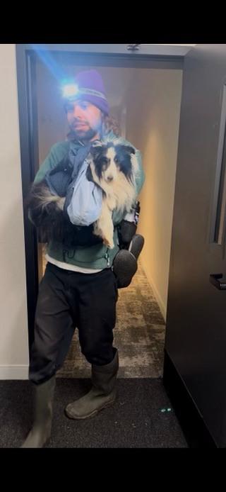 Riley y Zach llegando a la casa