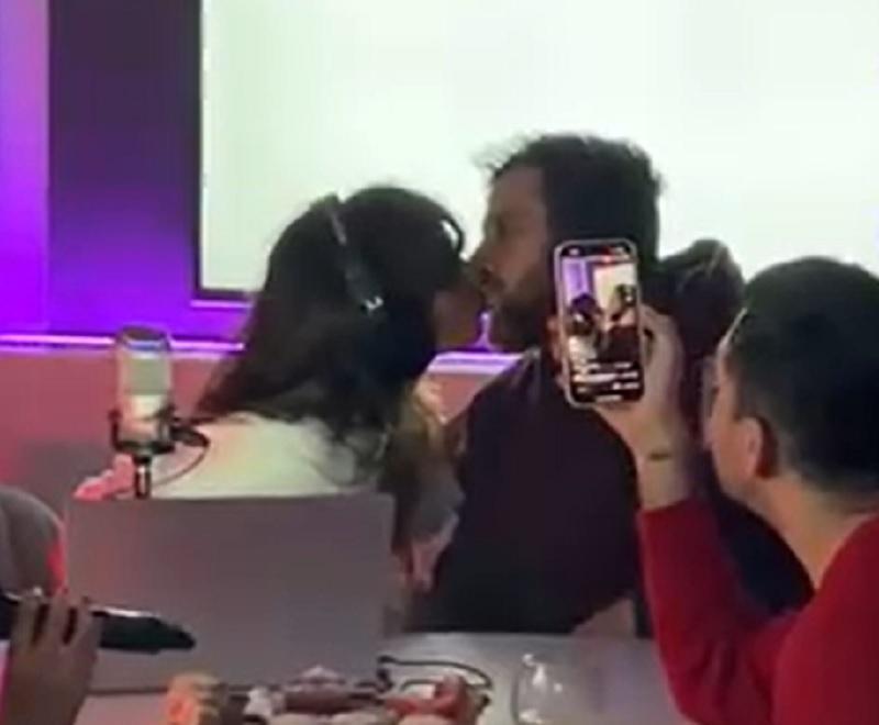 Imagen del beso entre Eyal Meyer y Lorena Capetillo