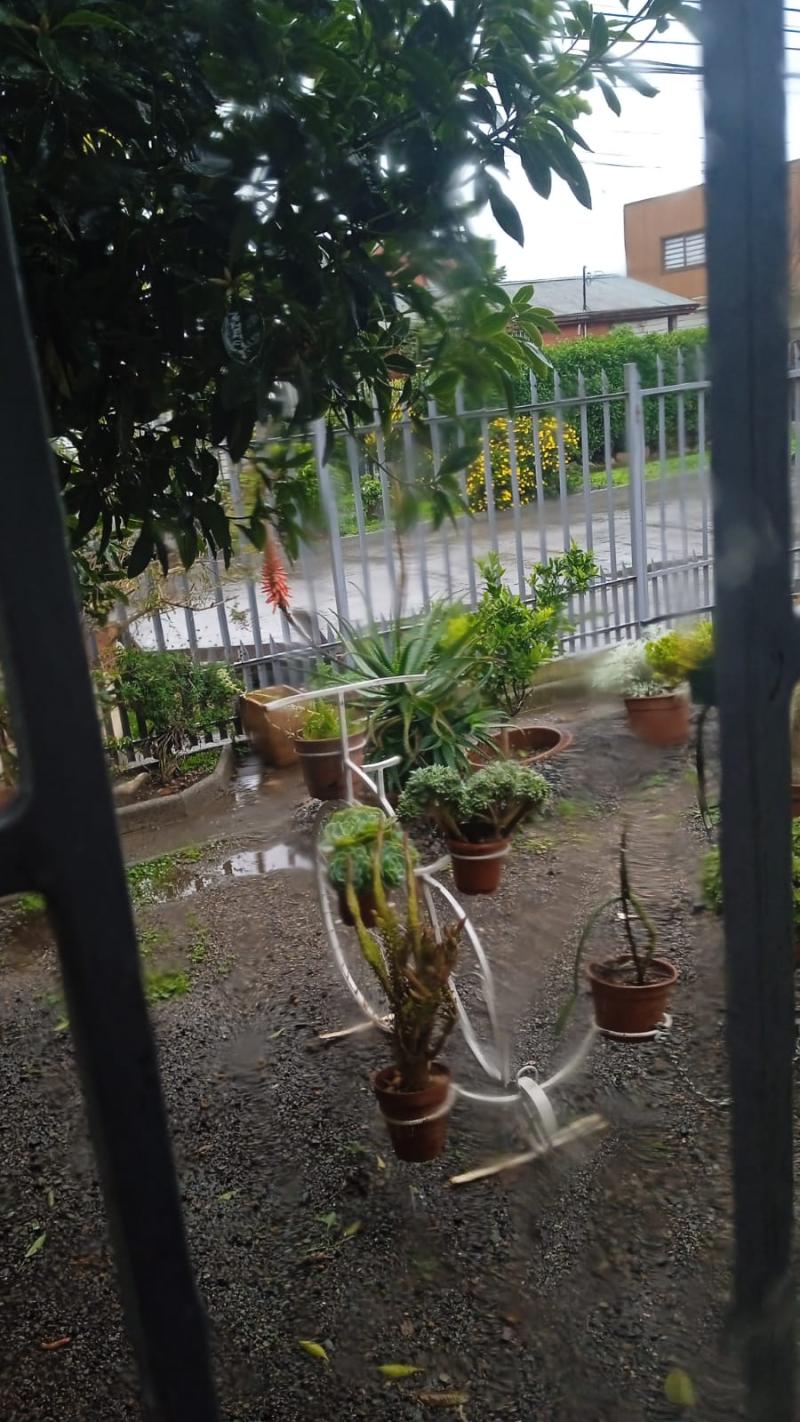 Patio de dos mujeres chilenas conviviendo